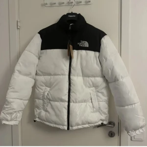 The North Face jacka - En helt ny The North Face jacka i storlek XL. Nypris ca 3000kr. Unisex.