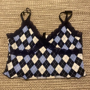 Blått linne - Kort blått rutigt linne med spets! Frakt ingår ej