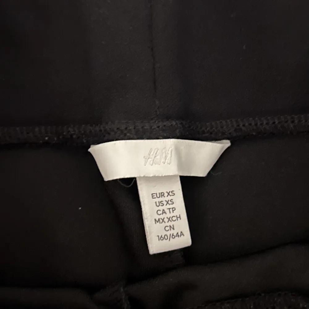 En superbekväm och luftig byxa från H&M. Lik bästaäljande byxan på madlady.. Jeans & Byxor.