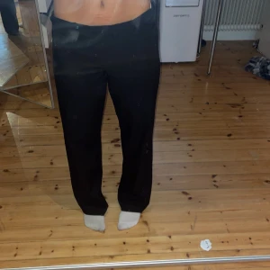 svarta kostymbyxor  - svarta jätte sköna kostymbyxor som funkar till allt 