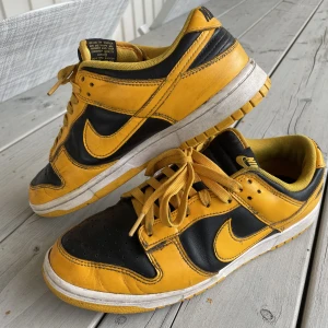 Nike Dunk Low Goldenrod - Kondition 7/10 Lite smutsiga på bilderna Nypris 2500-3000kr