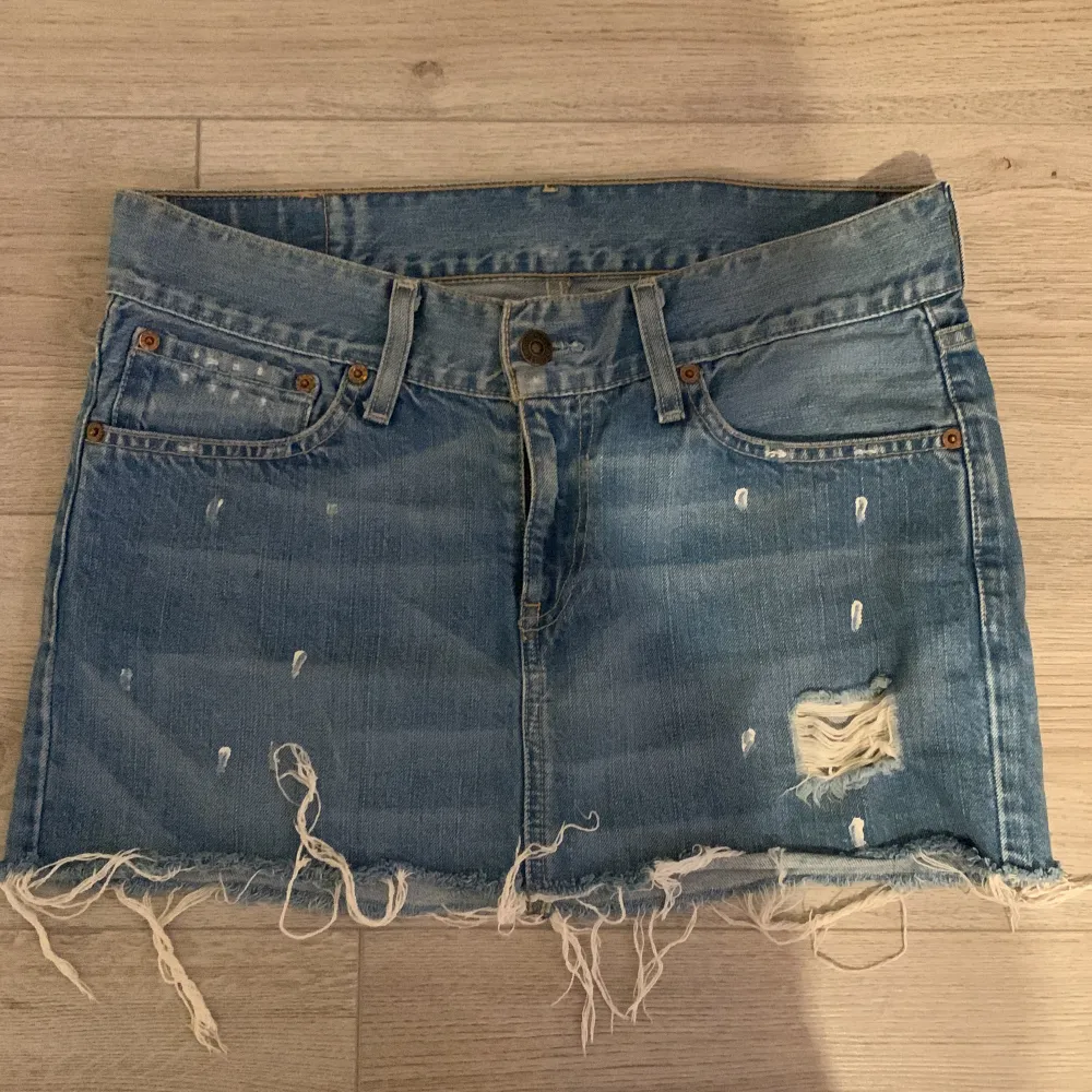 Söt vintage minikjol från Levi’s i  storlek S, bra skick 💫🤍. Kjolar.