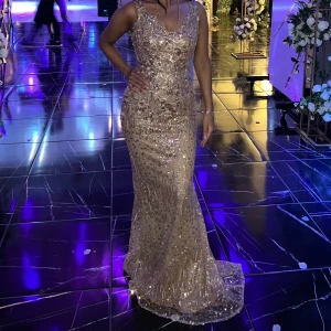 Festklänning  - Festklänning i stl 32 köpt från rever design tjol ingår använd endast några timmar