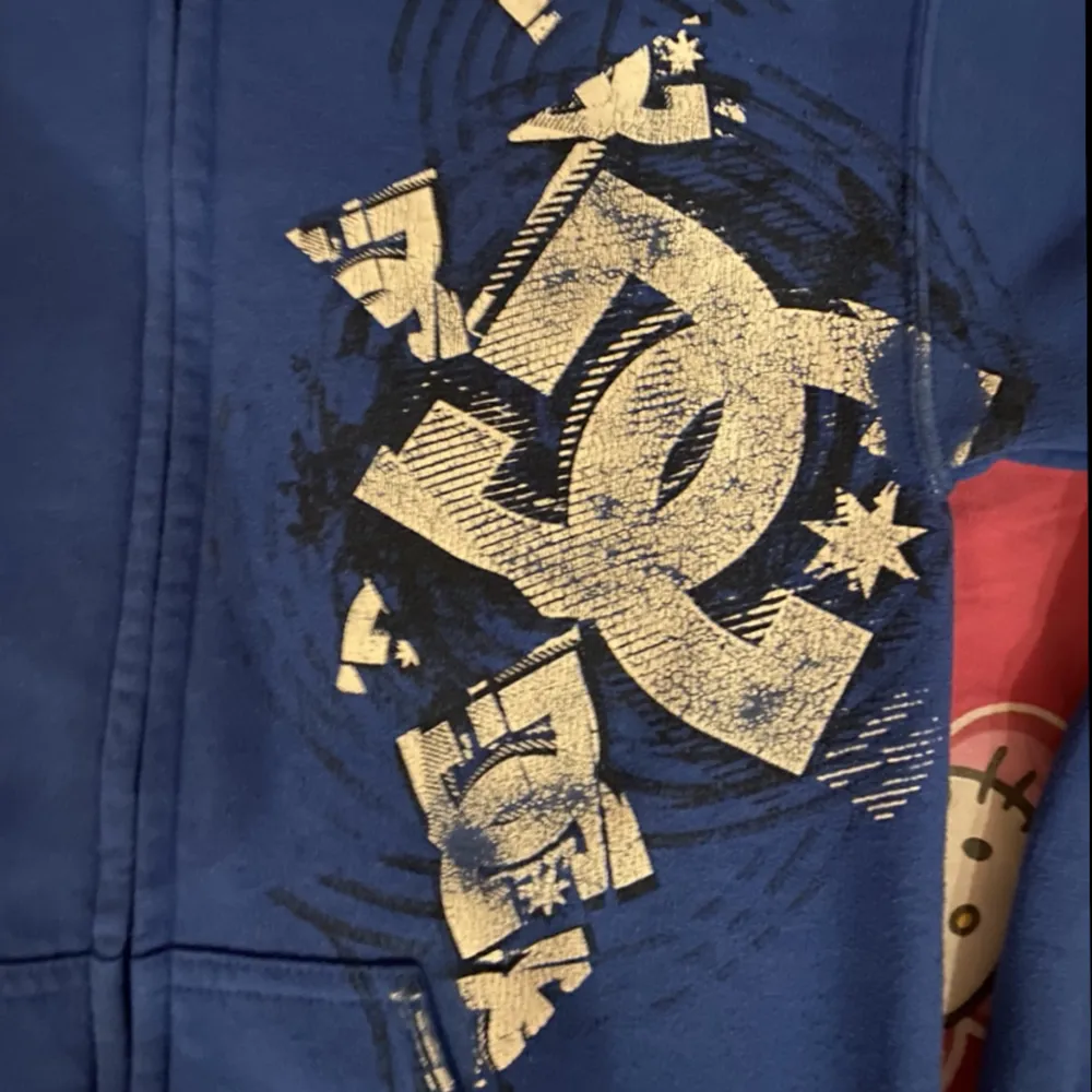 Blå siphoodie från märket Dc skate. Älskar verkligen denna hoodien. Xs/s för en tjej eller annat🫶🏼 . Hoodies.