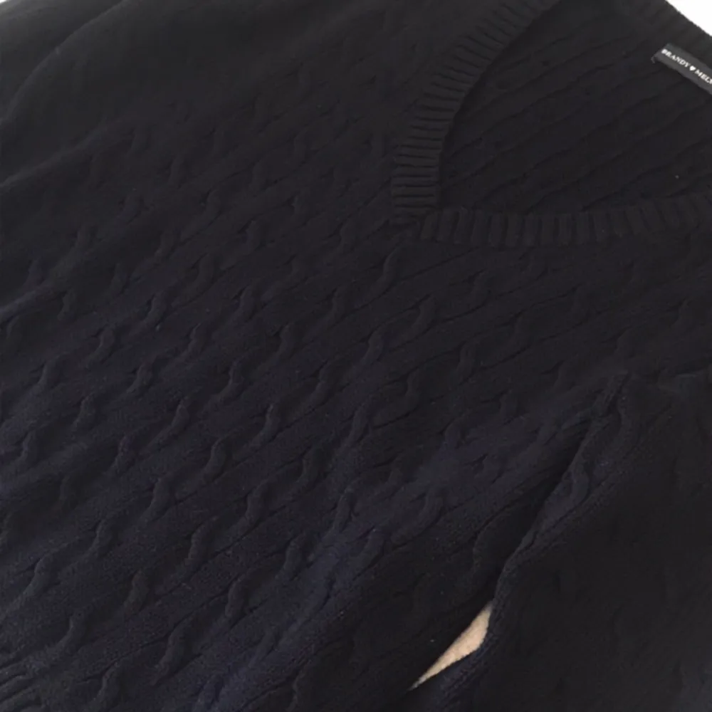 Marinblå kabelstickad tröja från Brandy Melville. Färgen är som bild 1&2. Passar xs/s/m. Mått: längd 53, bredd 47. Mycket bra skick, använd några få gånger . Stickat.