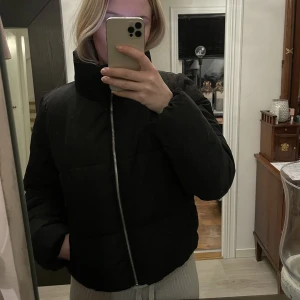 Svart Jacka - Basic snygg svart jacka som är använd fåtal gånger så fortfarande mycket bra skick❤️‍🔥passar XS-M