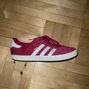 Så coola röda adidas gazelle i bra skick. Skriv vid frågor!❤️ storlek 38 2/3 men sitter som 39