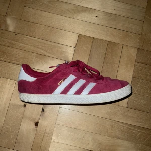 Adidas gazelle - Så coola röda adidas gazelle i bra skick. Skriv vid frågor!❤️ storlek 38 2/3 men sitter som 39