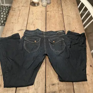 Ett par så coola low waist jeans med så fina fickor (se bild 1).❤️ Säljer då jag helt enkelt behöver pengar. Skriv gärna för fler frågor❤️ Köptes för 780kr men säljs för 300