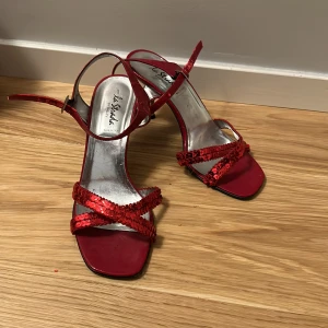 Snygga vintage klackar - Snygga vintage klackar från italienska märket ”La Stada”, köpta i Italien. Röda med paljettband Supersnygga