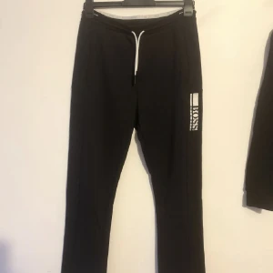 Hugo Boss mjukisbyxor - Storlek M. Super skönt material med snygga tryck. 