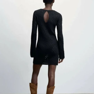 Stickad klänning från MANGO - Säljer denna svarta stickade klänningen från mango. Aldrig använd. Nypris 599 men säljer för 300kr. Den är slutsåld. 