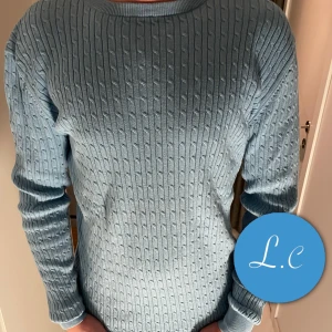 John Henric kabelstickad tröja  - Kabelstickad tröja från John Henric | storlek L | inga skador eller liknande | vårat pris:- 349kr | 