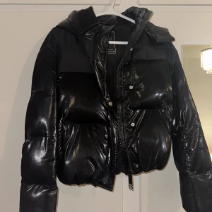 Jacka - Cropped pufferjacket Strl S  Sparsamt använd, nästan som ny 