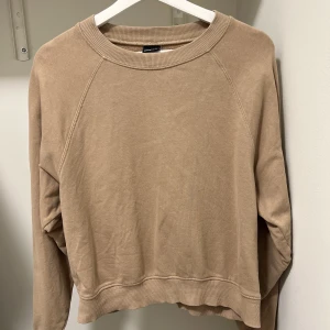Sweatshirt  - Beige sweatshirt, storlek M, 50kr eller bud. Köparen står för frakten.