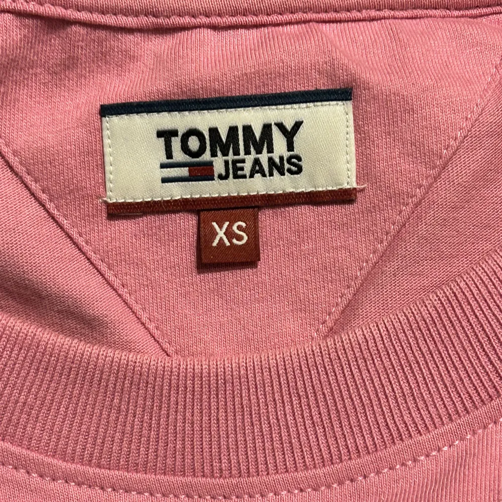 Jag säljer denna Tommy Jeans tröja som har används få gånger och är i mycket bra skick. Köpte den för 400kr och säljer den för 150kr . T-shirts.
