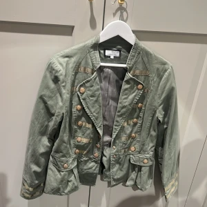 Jeans jacka - militärgrön - En militär grön jeans jacka från märket Flash Women🥰inköpt för knappt 2 år sedan.. men köpt i fel storlek och kunde inte lämna tillbaka..storlek M/L men skulle mer säga att den är som en 38 i storlek.. Inköpt för 900kr🥰
