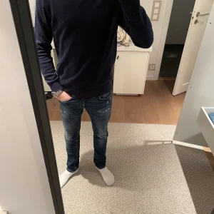 Blå och grå stickade tröjor  - Hej