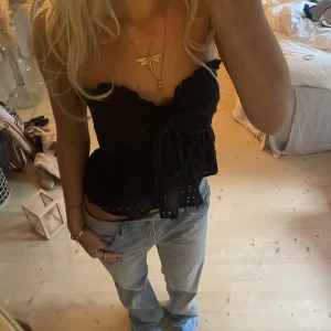 Topp - Super snygg svart topp passar perfekt till middag eller fest!❤️❤️
