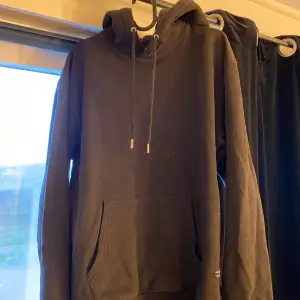 Svart enkel hoodie