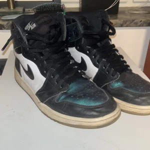 Air Jordan 1 ’Chameleon’ - Säljer sällsynta Jordan 1s då jag har pengar kris just nu och behöver pengar snabbt. Skicket är 6,5/10 men fortfarande mycket fina. Det finns repor i läddret, kom dm för bilder. Priset är inte hugget i sten, speciellt vid snabb affär. 👍👍 Obs: inte köp nu!