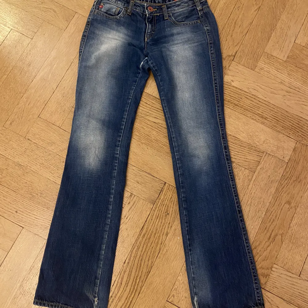 Säljer dessa skitsnygga lågmidjade jeans från miss sixty då de tyvärr blivit för små och för tajta på mig💔 de är i storlek 27 och jag är 174 cm lång❣️ skriv om du har frågor💞 direktpris på 400kr💞. Jeans & Byxor.