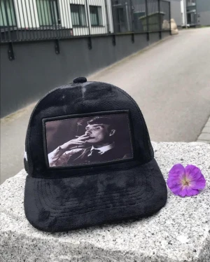 Velvet trucken keps - Helt nytt skick Finns i två olika färger. Frakt finns och mötas upp går även bra.