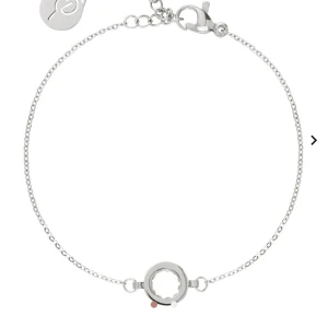Edblad armband  - Runt armband med diamentet inne. Säljer pågrund av att jag inte andvänder så mycket silver. Orginalpriset är 299kr men säljer för 130 kr. TRYCK INTE PÅ KÖP NU!