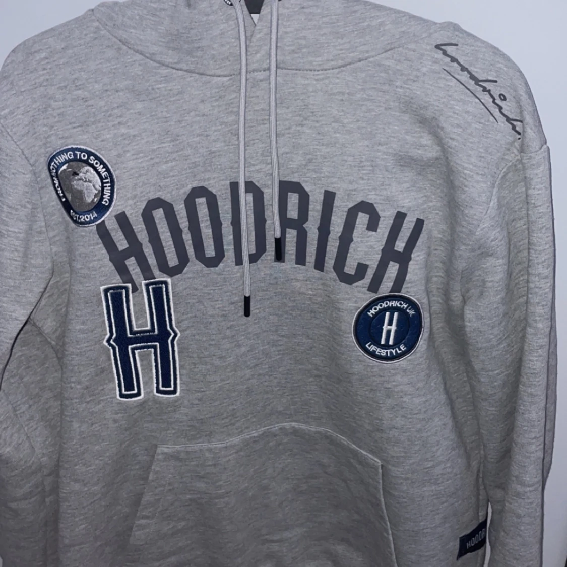 Grå hoodrich tröja