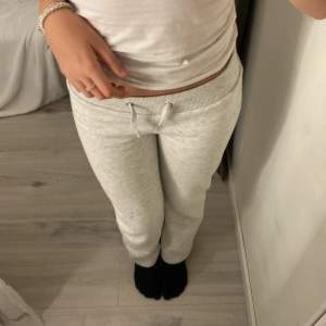 Säljer dessa jättesnygga, varma och sköna lågmidjade straight/bootcut ljusgråa mjukisbyxorna., (har inga fickor på baksidan) dessa är nästan helt helt nya ❤️ är runt 160/161 strl: 146/152 men jag har vanligtvis 34/158 på byxor❤️❤️