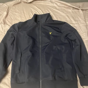 Lyle & Scott - Lyle and scott jacka, använd få gånger I jätte bra skick 