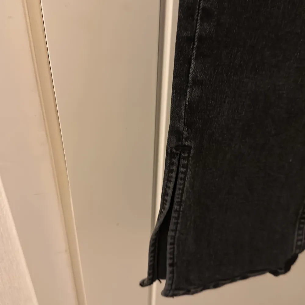 Svarta stentvättade jeans med slits från zara Storlek 38 Aldrig använda . Jeans & Byxor.