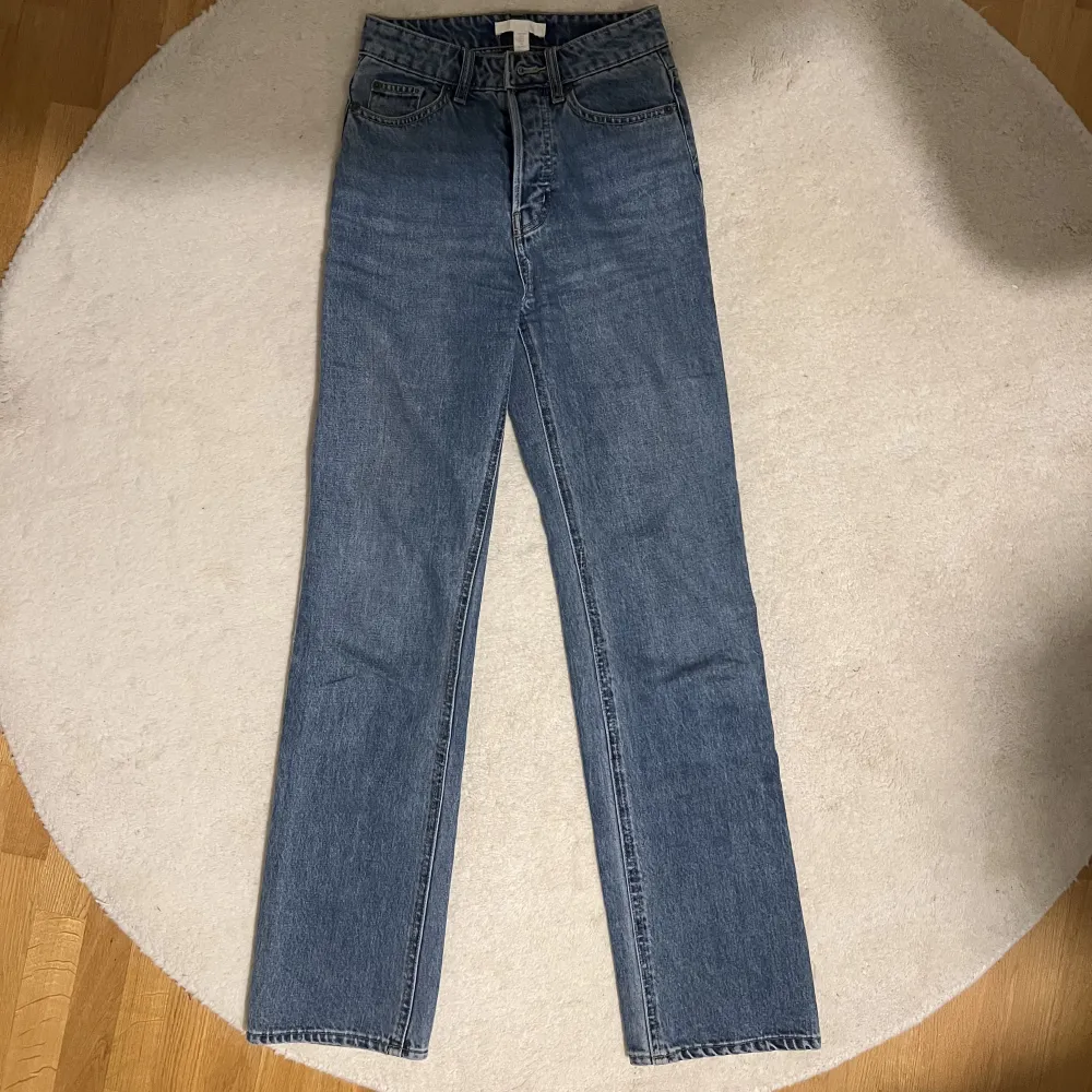 Blå jeans storlek 32, passar för mig som är 168cm. Fint skick!. Jeans & Byxor.