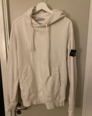 Stone island hoodie  - Säljer för den är för liten och bara hänger i garderoben. Kommer med blå pach. Cond 7/10 