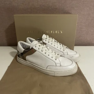 Burberry skor - Säljer nu dessa burberry skor i storlek 43. Skornas skicka skulle jag säga är 7/10 då det är använda men har mycket kvar! Tveka inte med att fråga om fler bilder eller frågor.