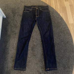 Riktigt schyssta mörkblå Lean Dean jeans från Nudie. Använda endast ett par, Max 3 ggr. Nu kommer jag tyvärr inte i dom längre. Strl 32/32, mer åt 31 hållet i midja.
