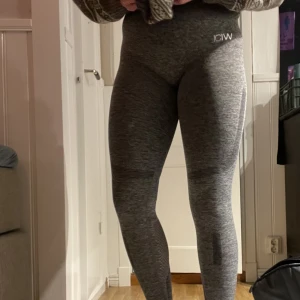 ICIW tights - Säljer ett par till iciw träningstighthts, högmidjade med mesh detaljer på baksidan. Dessa har inte någon reva i rumpan som dem andra😝