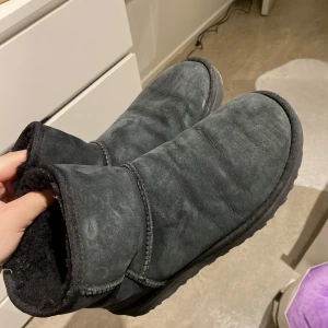 Svarta uggs - Svarta uggs som numera vlivit lite gråa 😬. Säljer då jag köpt nya. Värt priset kan jag säga er och med lite uppiffande blir det nog susen! Hör av er vid frågor eller bilder❤️ ÄR ÄVEN ÖPPEN FÖR BYTEN MOT NÅGOT NI SÄLJER!