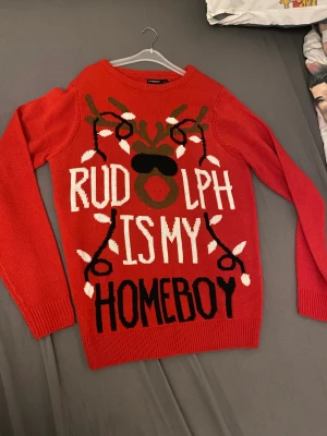 JULTRÖJA  - Säljer denna då jag inte använder den. Skick 10/10 är använd en gång. Näsan lyser om man trycker på den och då blir det lite ljus och ljud, skriv för mer info.  Pris kan diskuteras vid snabb affär. 