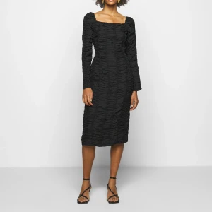 Klänning från Malene Birger strl 34 - Underbart fin och skön klänning från Malene Birger. Materialet är viskos och är ”rynkat” se bild 2. Klänningen har en dragkedja på vänster sida och gummiband vid urringningen för att den ska sitta bra. På baksida är det en slits längst ner. Inköp 1500:-