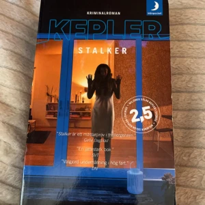 Lars kepler bok Stalker - Stalker den 5:e boken i Lars Keplers populära deckar serie om Joona Linna. Går att läsa i omkastad ordning (utan att ha läst de andra) Lite kantstött men annars i bra skick. Säljes då jag har två av samma bok.