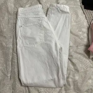 Säljer dessa vita jeans från Zara som aldrig kommit till användning❤️‍🔥