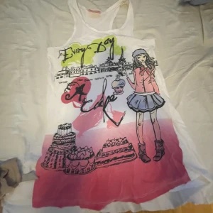 y2k linne💋 - så gulligty2k linne som det står ”shopping everyday” på, ger massa mcbling vibes❤️ säljer endast för att jag behöver pengar, inga defekter alls!