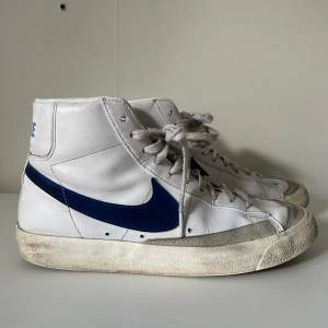 Ett par Nike Blazer 77 i storlek 41. Dem är använda men ändå i bra skick, finns dock en liten defekt på vänstra skon. 