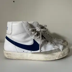 Ett par Nike Blazer 77 i storlek 41. Dem är använda men ändå i bra skick, finns dock en liten defekt på vänstra skon. 