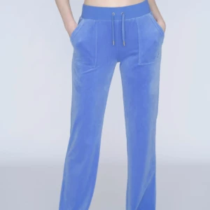 Juicy couture - Säljer mina blå juicy couture byxor. Jätte fina har bara en defekt som visas på sista bilden. Nypris 1099kr