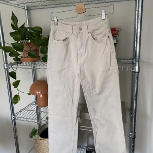 Weekday rowe jeans - Weekday rowe jeans i Strl 27/30. Beige. Knappt använda och i fint skick.