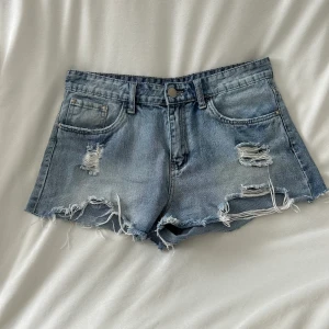 Jeansshorts - Jätte sköna jeans shorts som inte kommer till användning! Stl 29 passar mig som har M💕 ”Köp nu” vid snabb affär