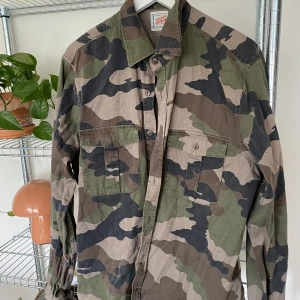 Overshirt  - Overshirt/lätt jacka i camo. Uppskattar till storlek L. Knappt använd.