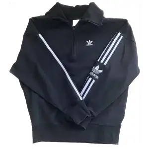 Svart half zip up hoodie/pullover från adidas i storlek 34